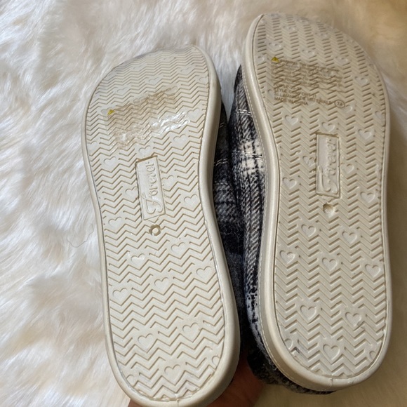 🆕 Black plaid comfort faux fur-lined sneakers in size 7.5 - Picture 4 of 6